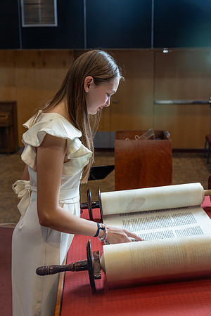 29-LucyMitzvah-Ceremony-7479