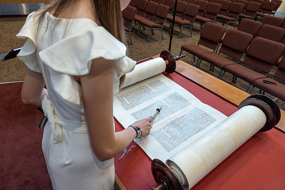 39-LucyMitzvah-Ceremony-7489