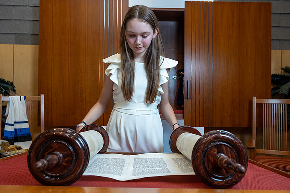 25-LucyMitzvah-Ceremony-7475