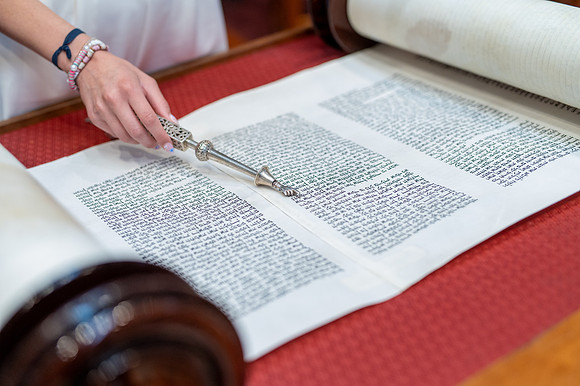 33-LucyMitzvah-Ceremony-4398