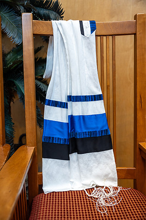 9-LucyMitzvah-Ceremony-7458