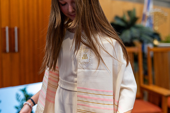 74-LucyMitzvah-Ceremony-4450