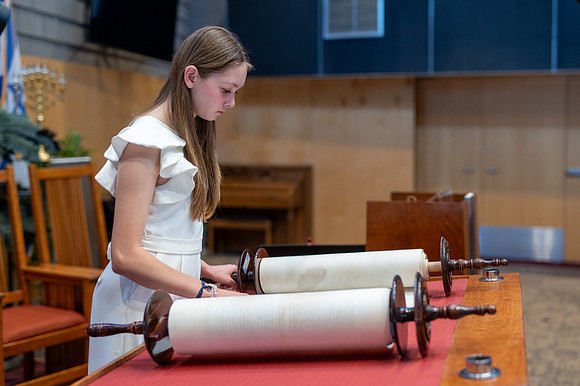40-LucyMitzvah-Ceremony-4402