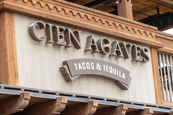 1-CienAgaves-May4-60475