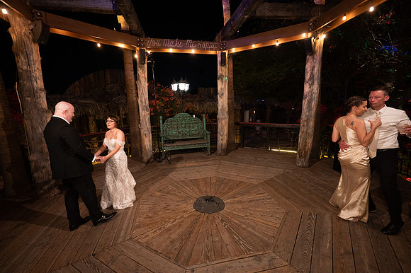 avoid showing empty space. focus on couples. I'll never give them shots like this-4827