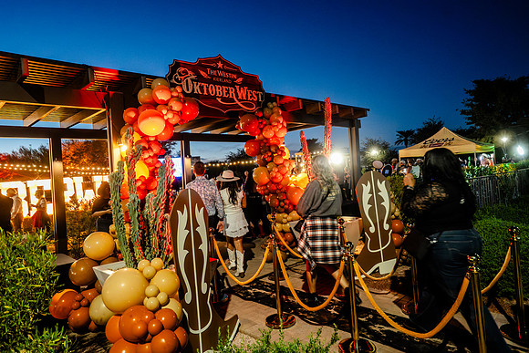 023-OktoberWest2026-74106221