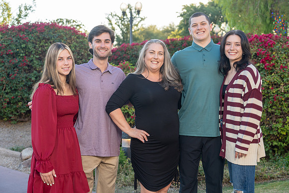 AronsonFamily2024-70-74103934